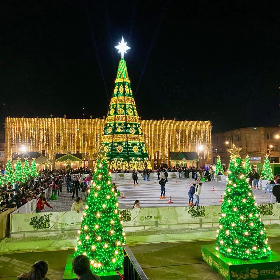 MILES DE FAMILIAS DISFRUTAN LA PISTA DE HIELO EN&nbsp;FUNDADORES