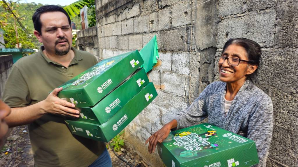 ENTREGA GOBIERNO ESTATAL ROSCAS DE REYES A FAMILIAS DE&nbsp;TAMAZUNCHALE