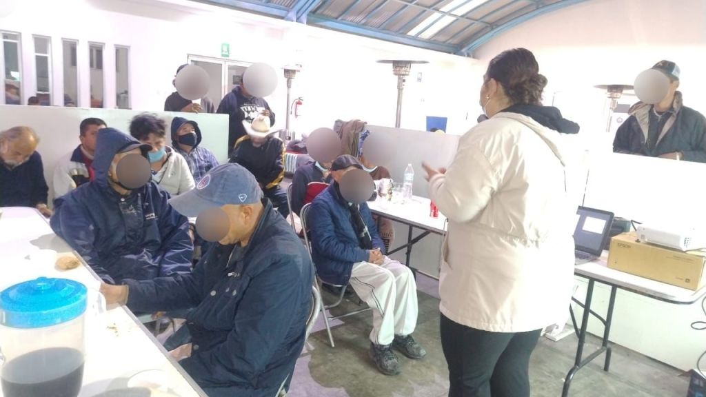 Personas usuarias del Albergue Invernal Municipal reciben pláticas de salud mental y desarrollo&nbsp;humano