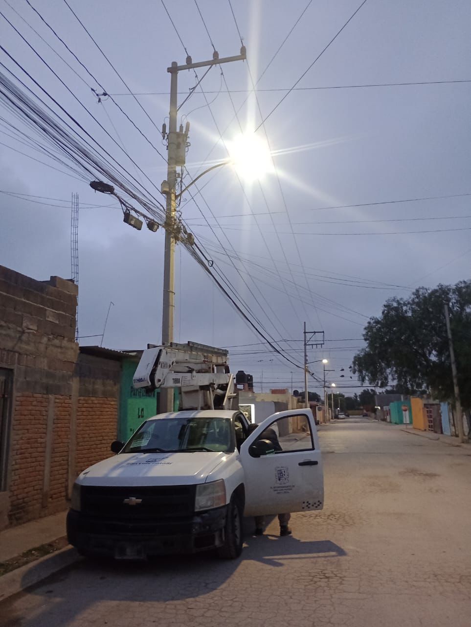 Realizan mejoramiento de alumbrado público cuadrillas del Gobierno Municipal&nbsp;SLP