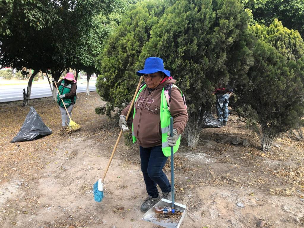 MUNICIPIO DE SOLEDAD REGRESA CON LABORES DE LIMPIEZA Y MEJORA URBANA EN LA CARR. A&nbsp;MATEHUALA