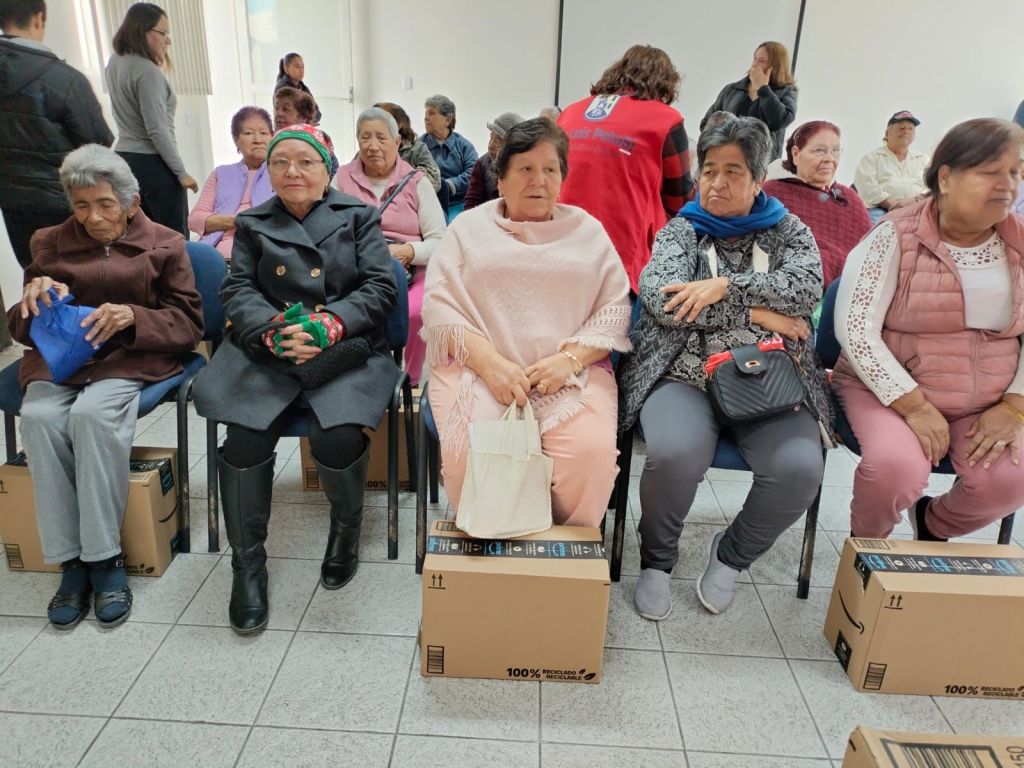 Personas adultas mayores de los Clubes del DIF Municipal, beneficiarias con&nbsp;despensas