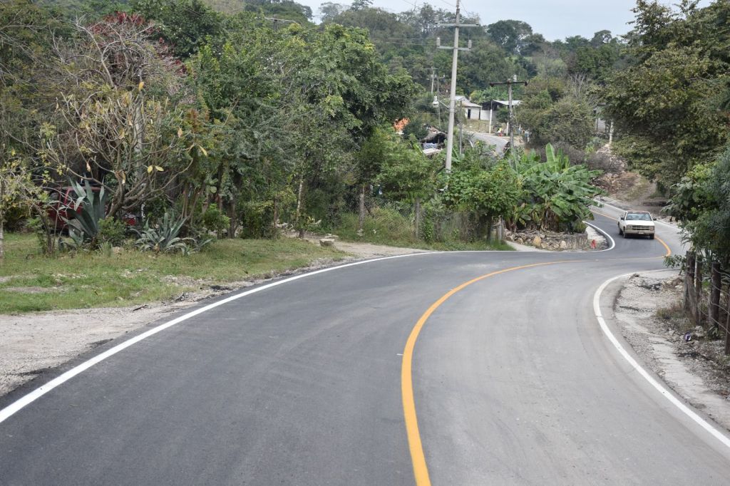 GOBIERNO ESTATAL RECONSTRUYÓ EL CAMINO A TAMBACA, EN&nbsp;TAMASOPO