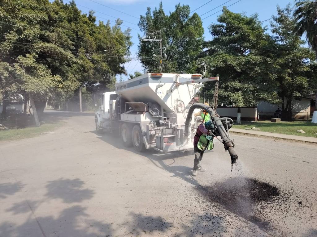 CONSERVA EJECUTIVO ESTATAL EL CAMINO TAMBACA-AGUA BUENA EN&nbsp;TAMASOPO
