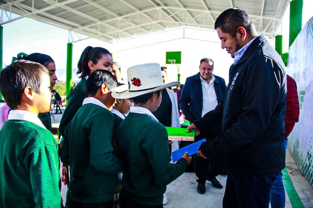 ISMAEL HERNÁNDEZ INAUGURA TECHADO EN PRIMARIA DE BOCA DE&nbsp;SANTIAGO