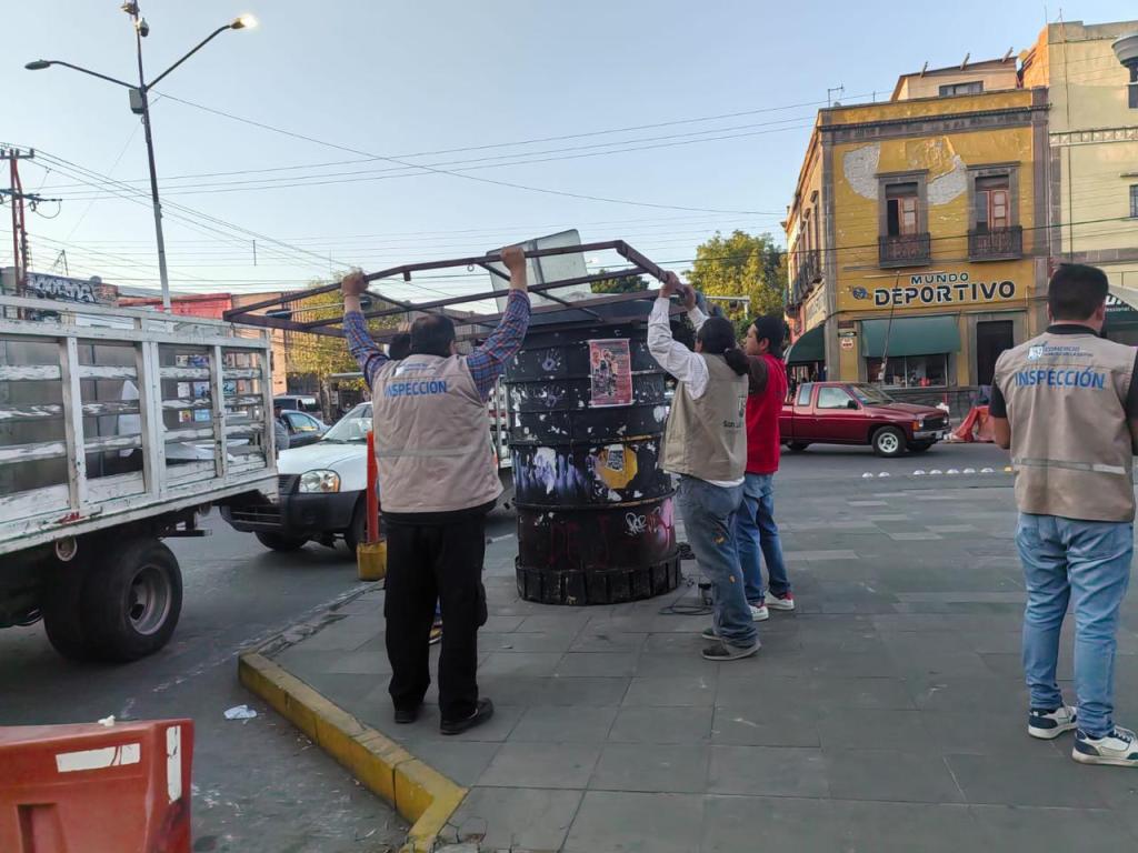 Gobierno de la Capital retira estructuras abandonadas que obstruían la vía&nbsp;pública
