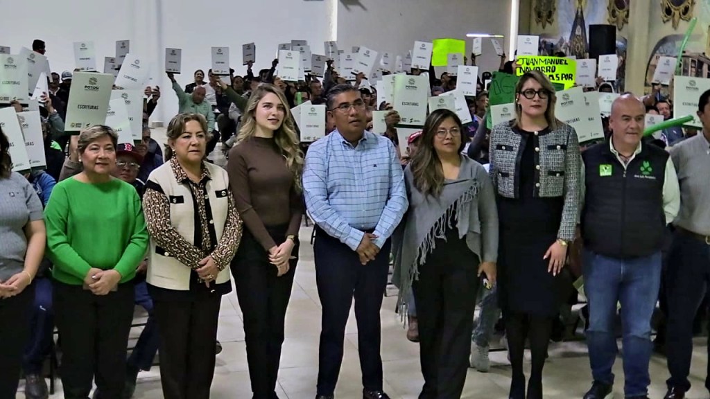 JUAN MANUEL NAVARRO ENTREGA ESCRITURAS A FAMILIAS&nbsp;SOLEDENSES.