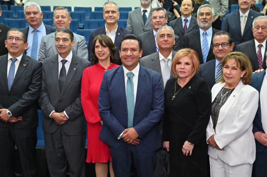 EJECUTIVO ESTATAL TOMÓ PROTESTA A NUEVA MESA DIRECTIVA DE&nbsp;CANACINTRA