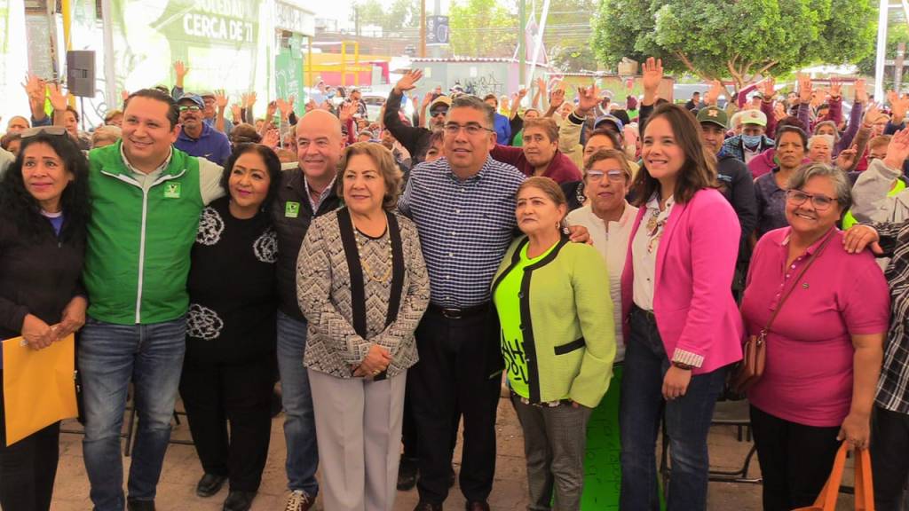 EN LA COLONIA PAVÓN, JUAN MANUEL NAVARRO ENTREGA APOYO ECONÓMICO A ADULTOS MAYORES Y REAFIRMA SU CERCANÍA CON ESTE&nbsp;SECTOR