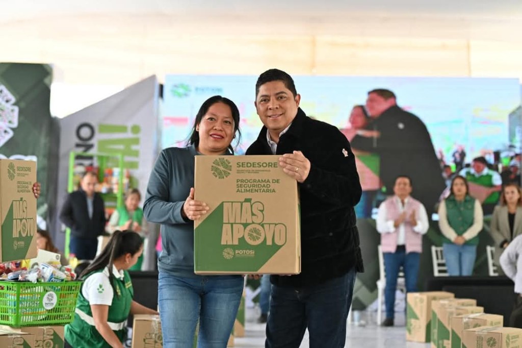 FAMILIAS DE MEXQUITIC RECONOCEN A RICARDO GALLARDO POR OBRAS Y APOYOS ALIMENTARIOS