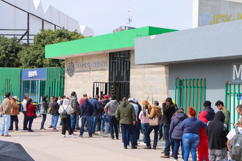 RECAUDADORAS ENTREGAN HOLOGRAMAS Y TARJETAS DE CIRCULACIÓN A&nbsp;CONTRIBUYENTES