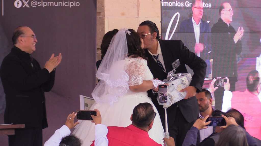 ALCALDE ENRIQUE GALINDO Y ESTELA ARRIAGA CASAN A PAREJAS QUE SELLARON SU AMOR ESTE 14 DE FEBRERO EN PLAZA DE&nbsp;ARMAS.
