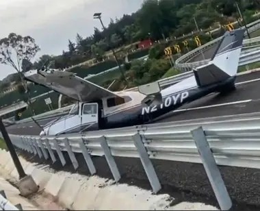 Avión realiza aterrizaje forzoso en la carretera federal que conecta Pachuca con&nbsp;Huejutla