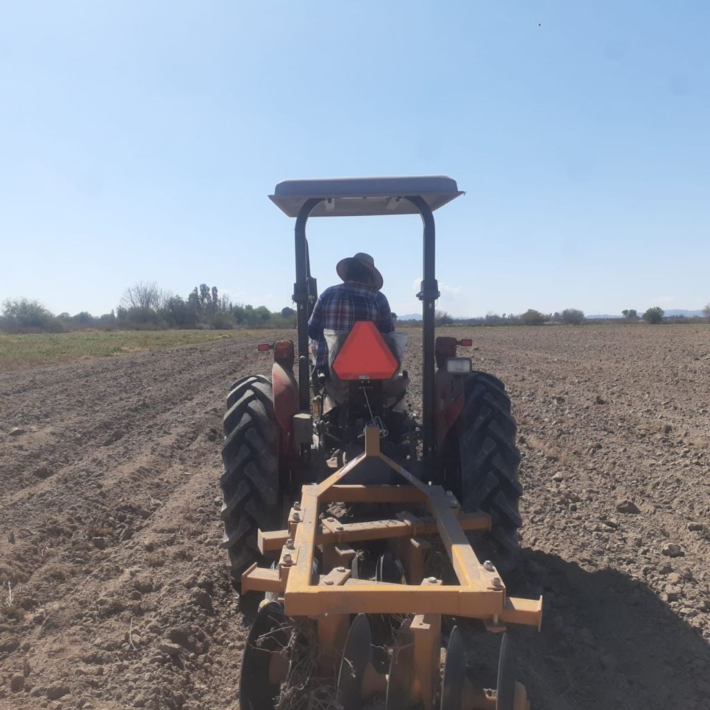 Gobierno Municipal impulsa a mujeres productoras de la Delegación Bocas, con entrega de&nbsp;tractor