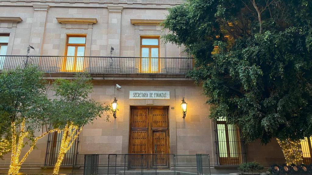 EL ESTADO BRINDA APOYO A MÉDICOS Y TRABAJADORES JUBILADOS DEL HOSPITAL CENTRAL