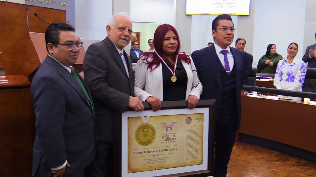 EL CONGRESO DEL ESTADO ENTREGÓ EL RECONOCIMIENTO MATILDE CABRERA IPIÑA DE CORSI 2025 A ANTONIETA BERENICE CASTILLO&nbsp;CORTÉS.