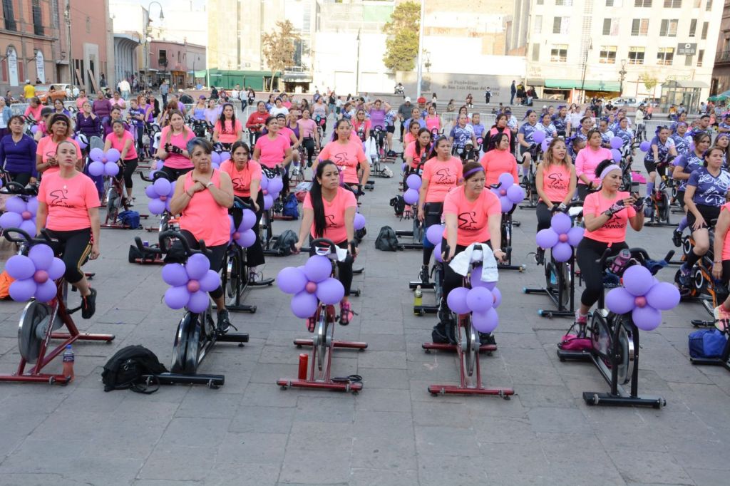 Un éxito la clase masiva de “Spinning Bici Antro 2025” realizada en la Plaza de los Fundadores.