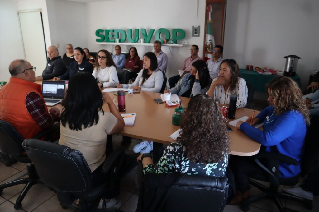 CAPACITA GOBIERNO DEL ESTADO A PERSONAL DE SEDUVOP EN ATENCIÓN AL PÚBLICO