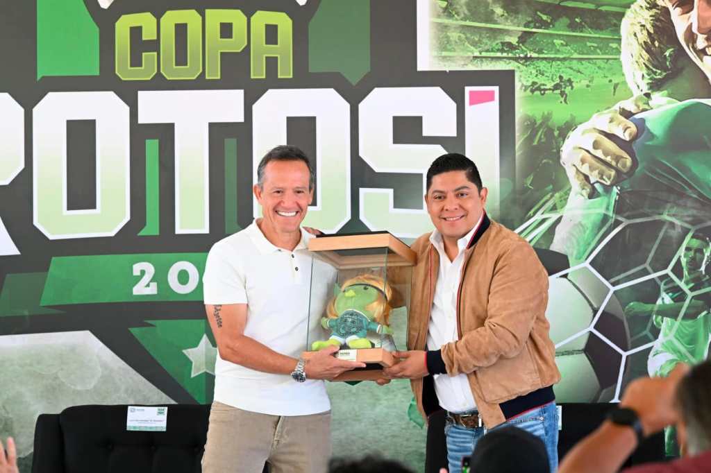 RECONOCE «EL MATADOR» LUIS HERNÁNDEZ A RICARDO GALLARDO POR APOYO AL DEPORTE