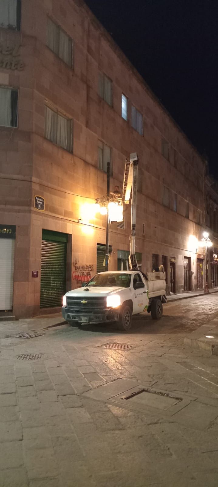 Cuadrillas del Gobierno de la Capital atienden reportes ciudadanos para reparar luminarias