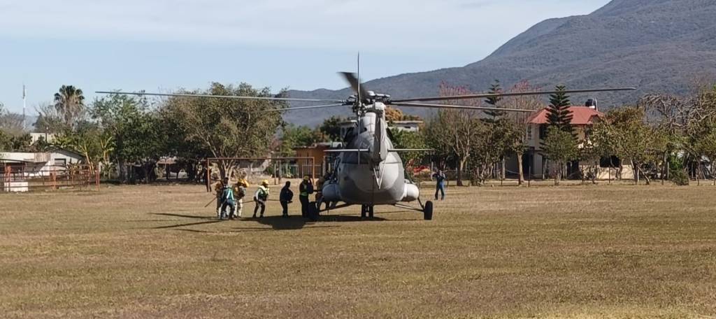 HELICÓPTERO DE LA MARINA BRINDA APOYO A COMBATE DE INCENDIOS FORESTALES EN SLP