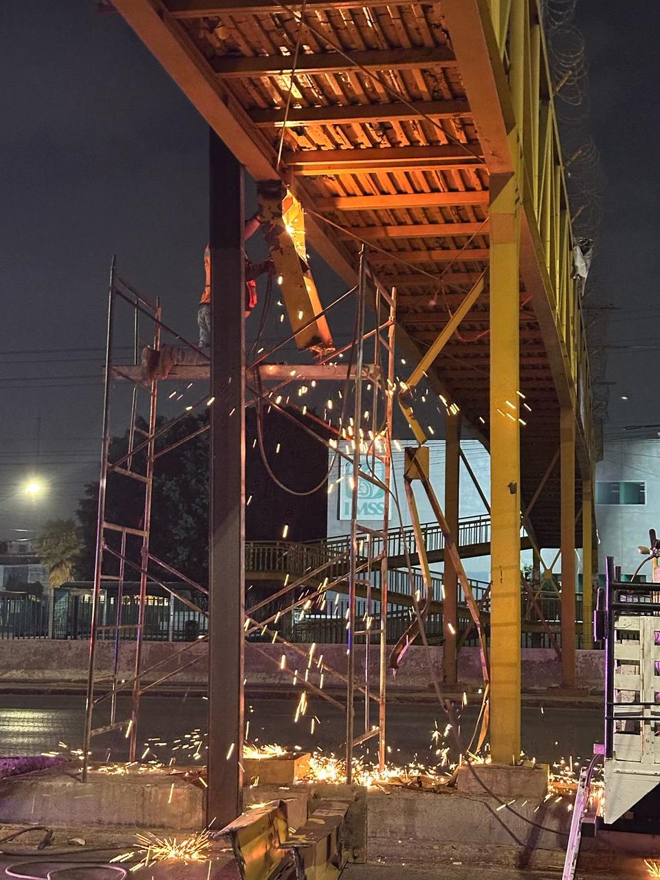 Gobierno de la Capital realiza trabajos de rehabilitación de puente peatonal de Salvador Nava