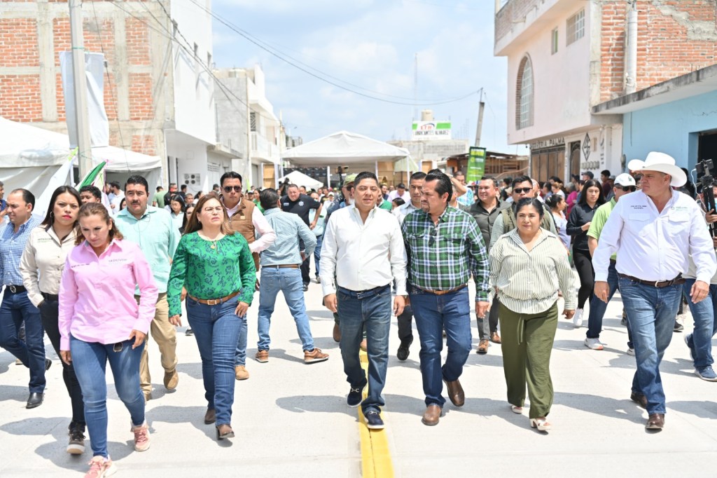 RICARDO GALLARDO INAUGURA RENOVADA VIALIDAD EN CIUDAD FERNÁNDEZ