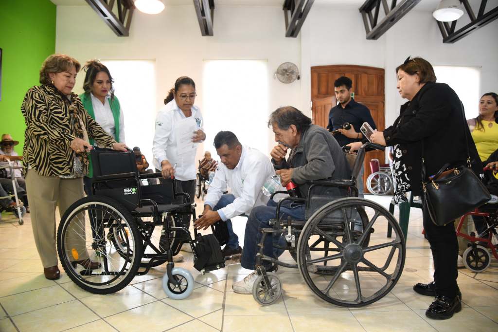 DIF MUNICIPAL DE SOLEDAD FORTALECE APOYO A PERSONAS VULNERABLES CON ENTREGA DE SILLAS DE RUEDAS Y AYUDAS TÉCNICAS