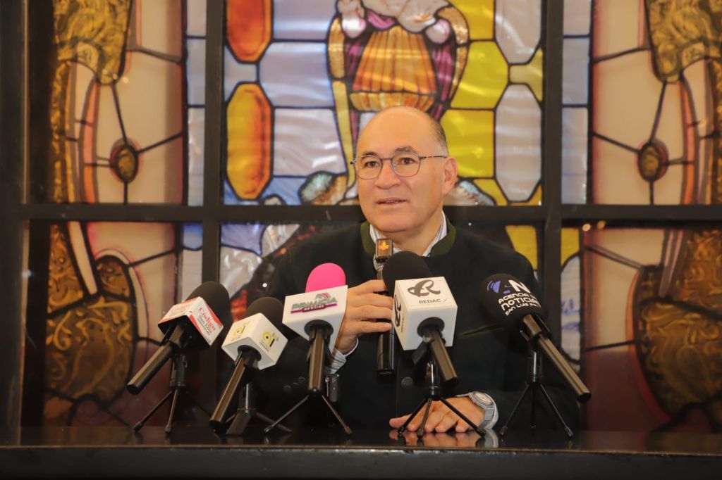 Alcalde Galindo defiende la industria automotriz potosina