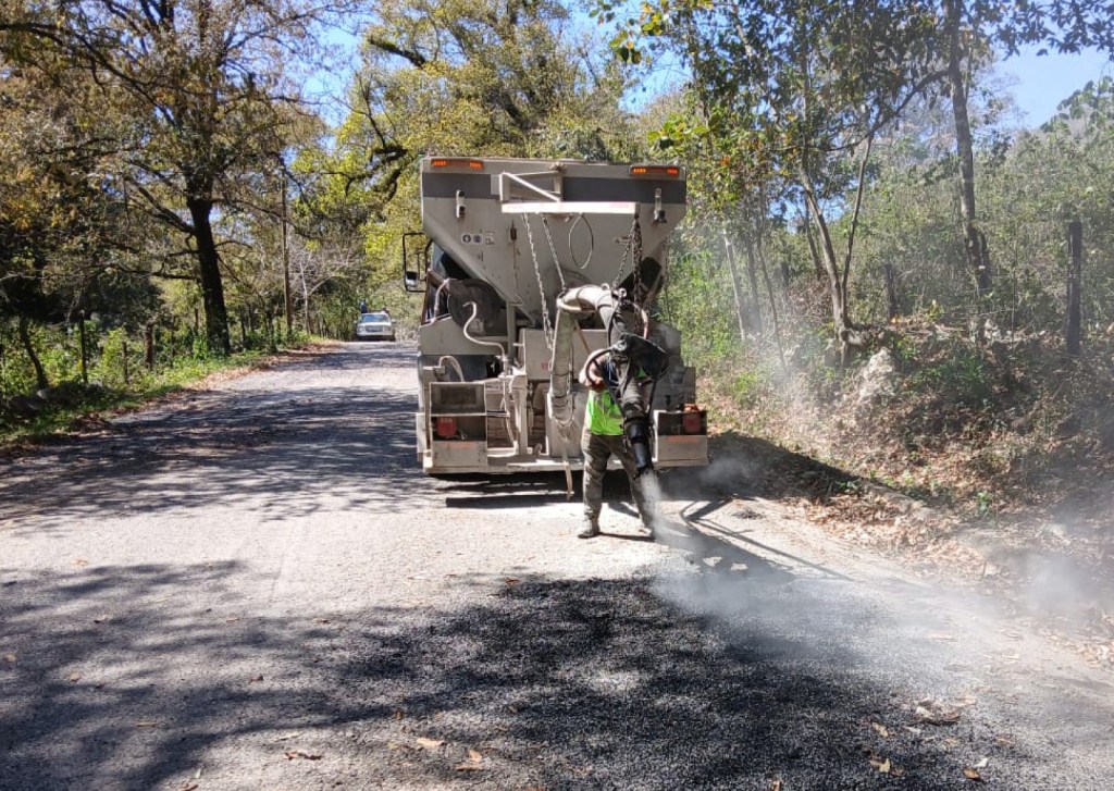 EJECUTIVO ESTATAL AVANZA CON ACCIONES DE BACHEO EN CAMINOS DE AQUISMÓN