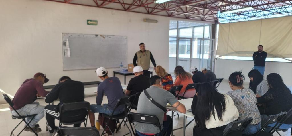 Alumnas y alumnos del Curso de Barbería del Gobierno de la Capital realizan cortes gratuitos en clínica Fuerza para Seguir