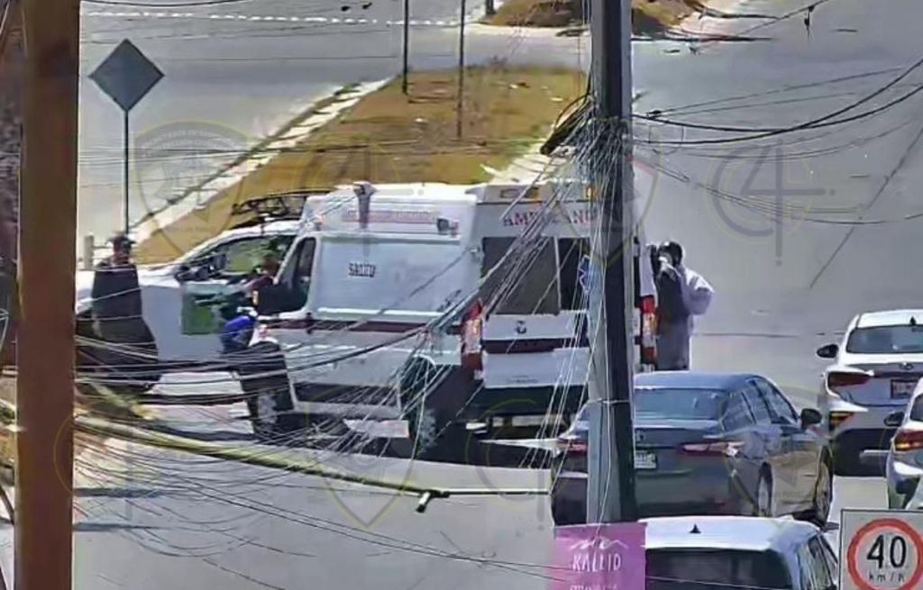 Por fuertes vientos cae poste, ocasiona lamentable deceso de motociclista