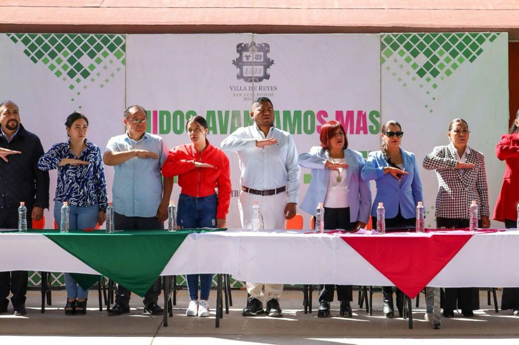 ISMAEL HERNÁNDEZ DONA MESABANCOS EN ESCUELA PRIMARIA DE VILLA DE&nbsp;REYES