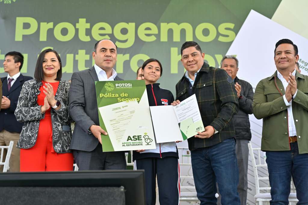AGRADECEN A RICARDO GALLARDO POR APOYO A LA EDUCACIÓN