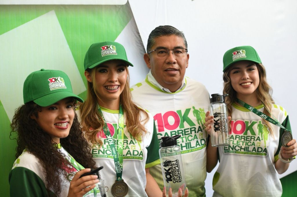ALCALDE DE SOLEDAD PRESENTA MEDALLA Y PLAYERA EN EL MARCO DE LA CARRERA ATLÉTICA DE LA ENCHILADA