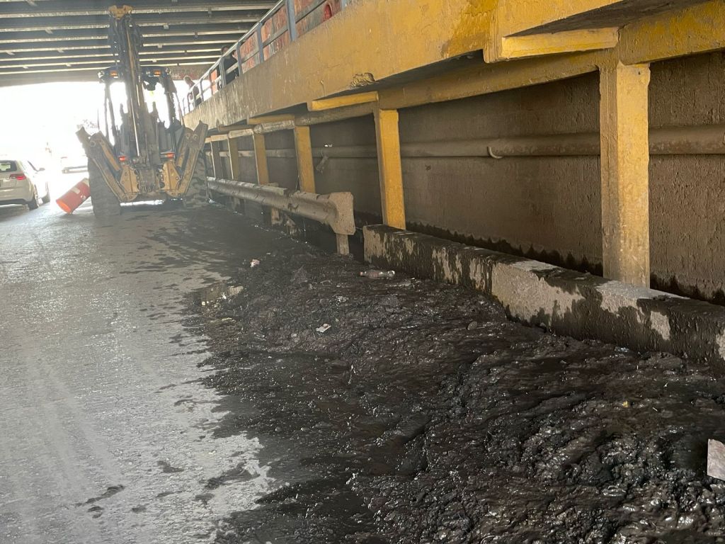 INTERAPAS retira 70 toneladas de basura y lodo del puente Manuel J.&nbsp;Othón