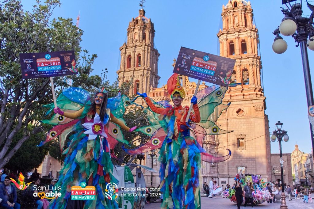 Miles de potosinos esperan para vestir el tradicional “Hanbok” coreano, dentro del Festival Internacional San Luis en&nbsp;Primavera