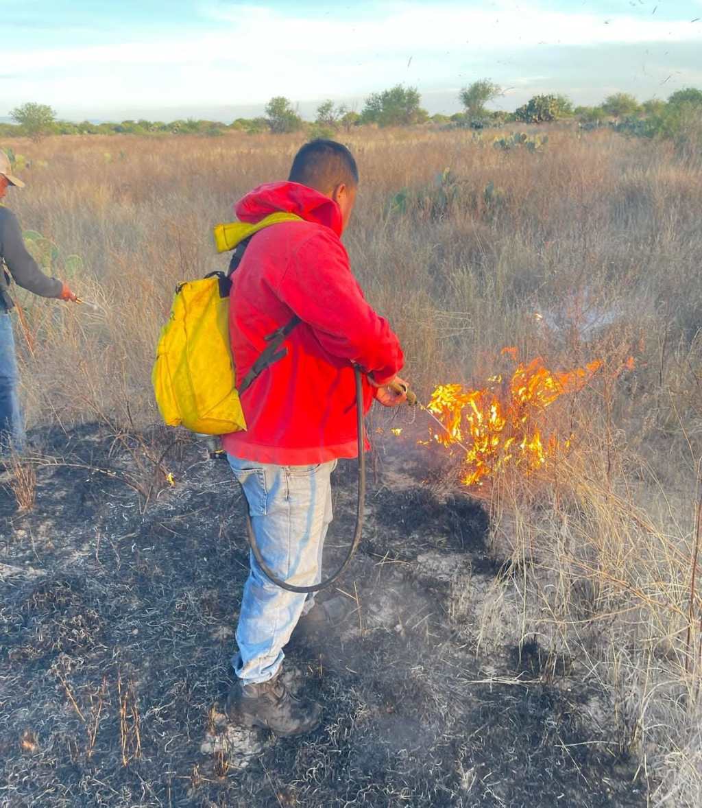 PROTECCIÓN CIVIL DE SOLEDAD Y CORPORACIONES COMBATEN INCENDIO CERCANO AL&nbsp;AEROPUERTO