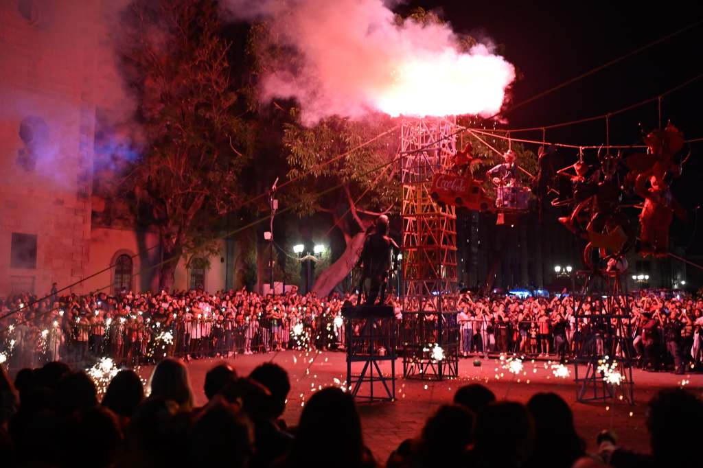 ESPECTACULAR NOCHE DE FUEGO, DANZA Y TRADICIÓN CON LA QUEMA DE JUDAS