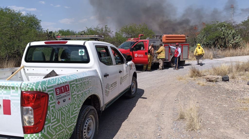 PROTECCIÓN CIVIL ESTATAL Y BOMBEROS SOFOCAN INCENDIO EN CAPULINES
