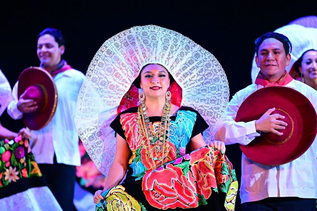 XOCHIQUETZAL CELEBRA 51 AÑOS DE ESPLENDOR DANCÍSTICO