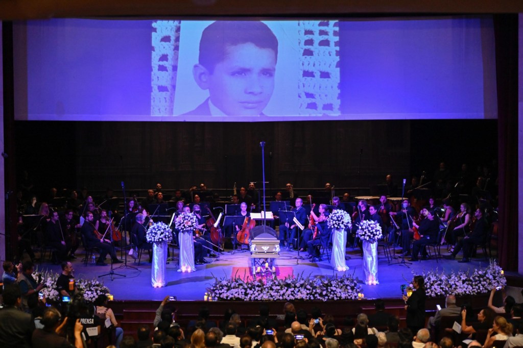 RINDEN HOMENAJE PÓSTUMO AL MAESTRO JOSÉ MIRAMONTES EN EL TEATRO DE LA&nbsp;PAZ