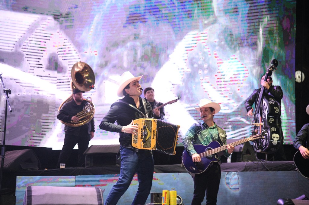 ¡FENAE 2025: APLASTADORA NOCHE MUSICAL OFRECE MARCA REGISTRADA A UNA PLAZA TOTALMENTE&nbsp;ABARROTADA!