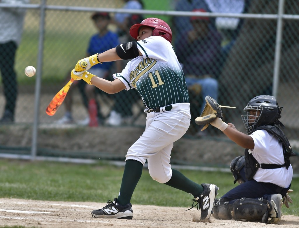 RECONOCEN FAMILIAS AL GOBERNADOR POR CAMPO DE BÉISBOL EN MOCTEZUMA