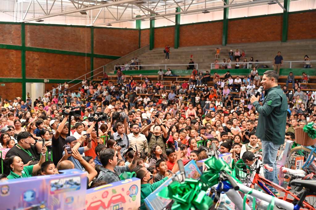 RICARDO GALLARDO LLEVA ALEGRÍA Y APOYO A NIÑEZ DE LA CAPITAL&nbsp;POTOSINA