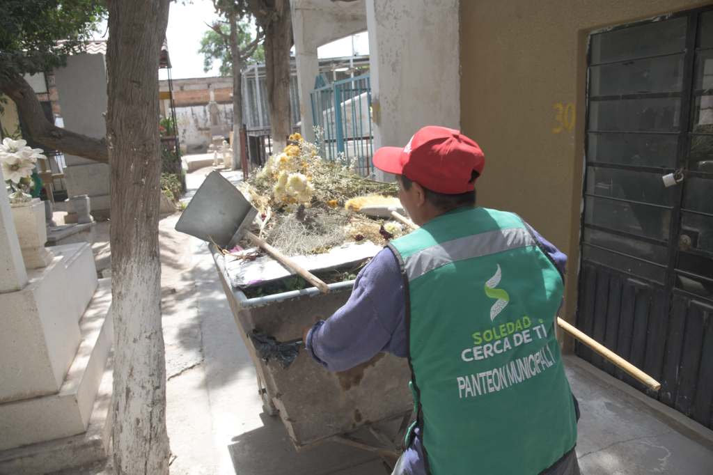 AYUNTAMIENTO DE SOLEDAD SE ANTICIPA AL DÍA DE LAS MADRES CON INTENSAS LABORES DE LIMPIEZA EN PANTEONES&nbsp;MUNICIPALES