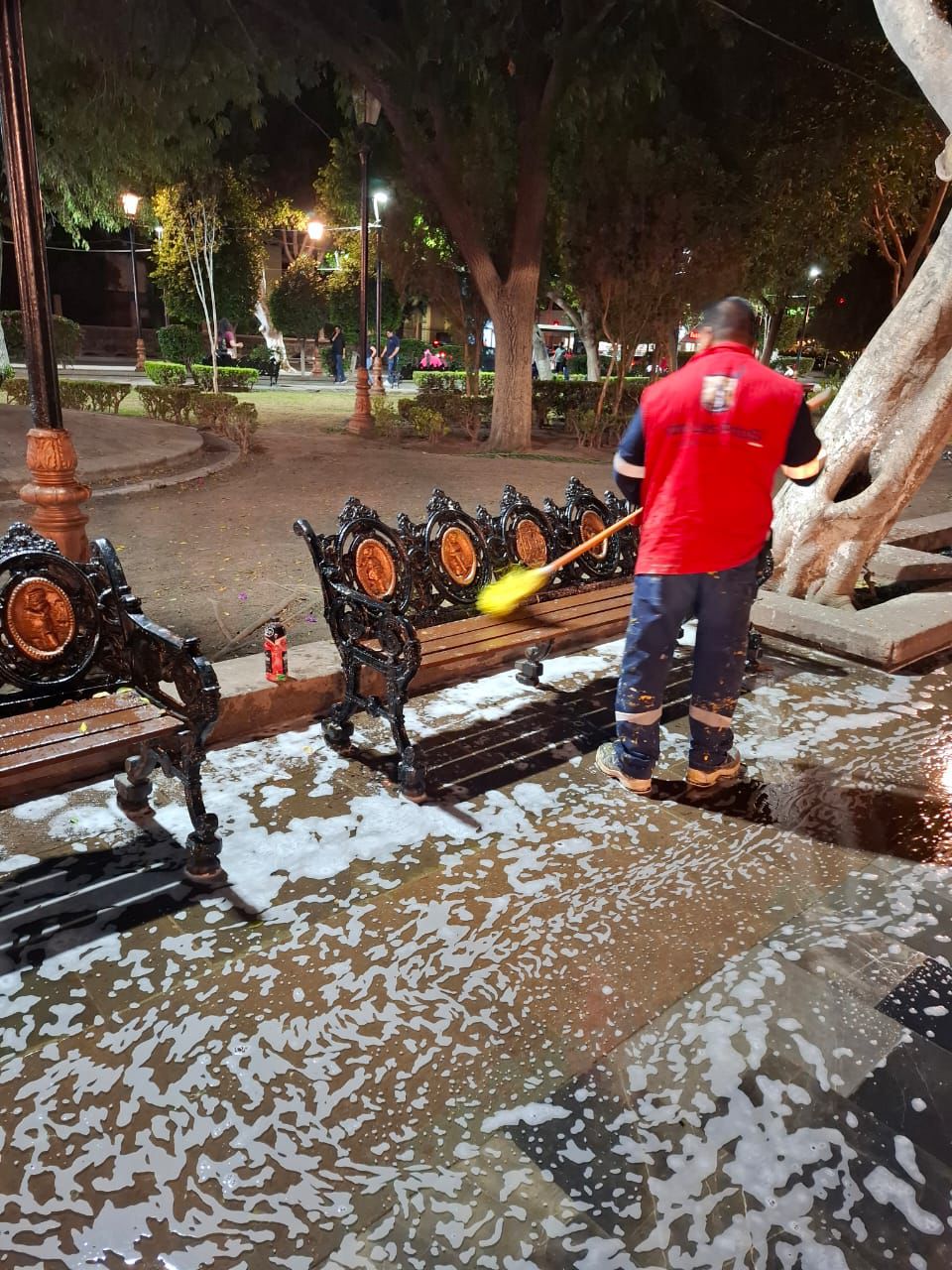 Gobierno de la Capital realiza limpieza profunda en el Jardín de Tequis durante horario&nbsp;nocturno