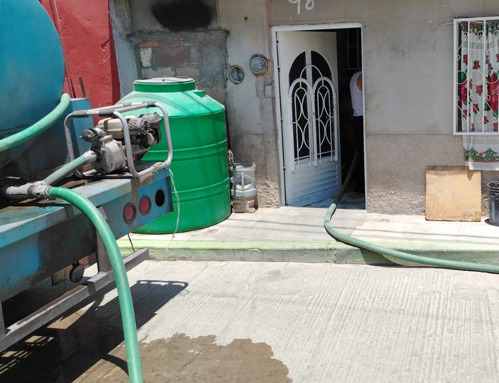 ALCALDE NAVARRO MUÑIZ SUPERVISA Y ASEGURA ENTREGA DE AGUA A FAMILIAS POR TEMPORADA DE ALTAS&nbsp;TEMPERATURAS