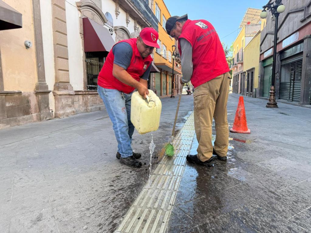 Gobierno de la Capital limpia y da mantenimiento a guía podotáctil del Centro&nbsp;Histórico