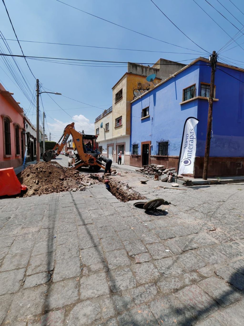 Responde Interapas a vecinos de la colonia Hidalgo. Sustituye red de&nbsp;drenaje